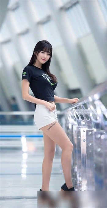 两个在上面吸一个在下吃