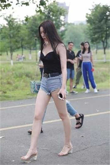 汽车母亲坐在我腿上