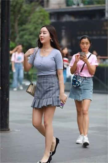 抱小孩的车模叫什么名字