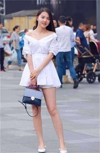 老板和员工在办公室中文