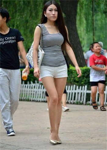 一个严厉出租女人