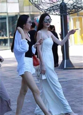 广州一女子与狗一起进医院
