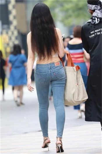 20小伙与60大妈地铁