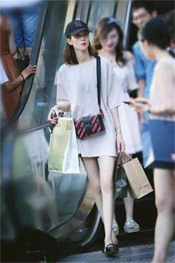 抖音女的戴眼镜的小两口