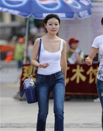 闺蜜和男友在车里打扑克